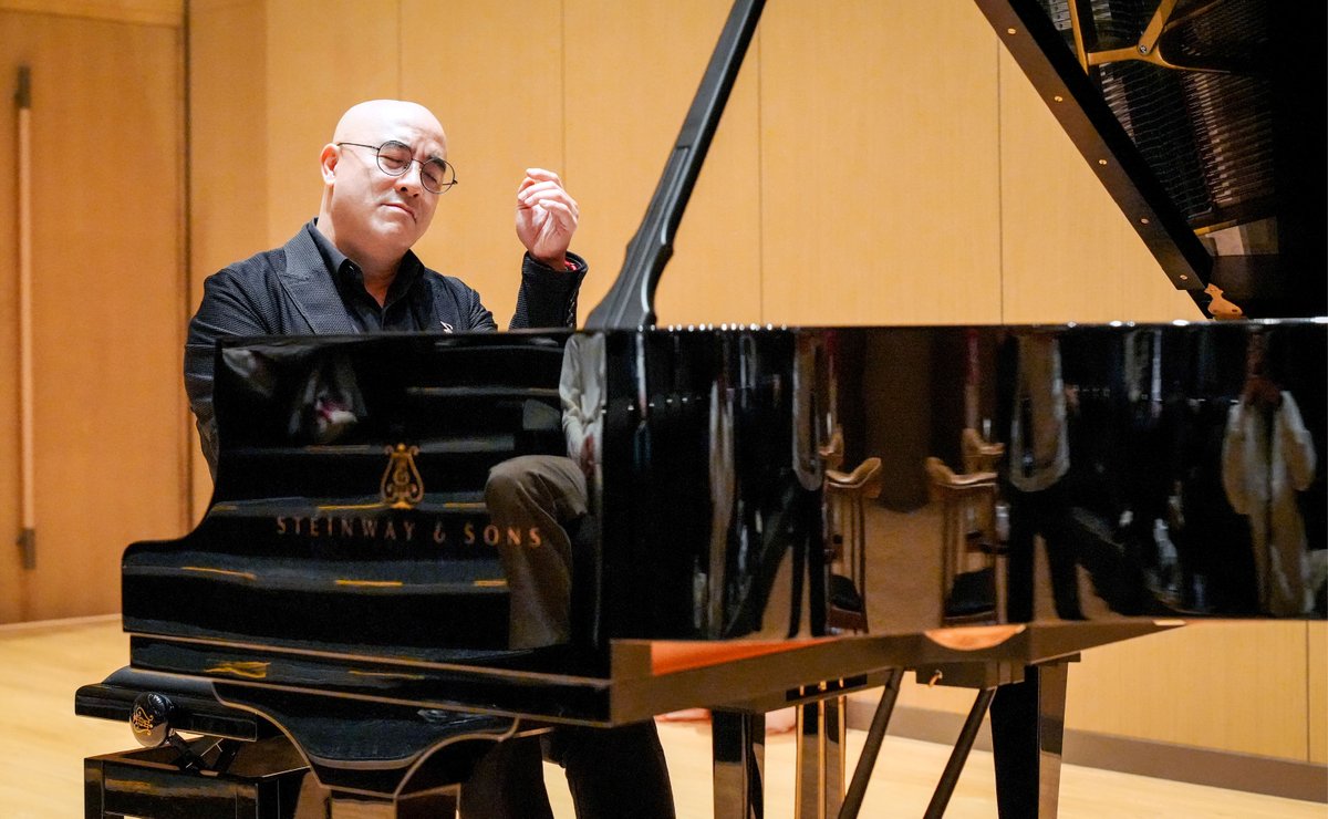 nyushanghai's tweet image. World-renowned pianist Kong Xiangdong, appointed professor-at-large at NYU Shanghai was welcomed back to campus to speak on the power of music, resilience, and the human spirit, before an audience of over 400. shanghai.nyu.edu/news/pianist-k…
