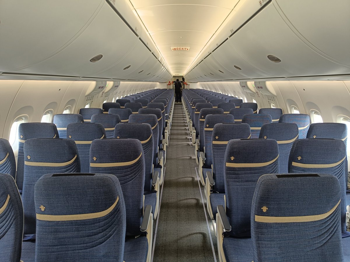 ShyamVimalKumar's tweet image. Comac brings the C919 for the first time to an air show and it&apos;s actually amazing! It&apos;s configured with 8 business class seats and 156 Economy seats.

Via @airwaysmagazine 

#DAS2025 #Comac #c919