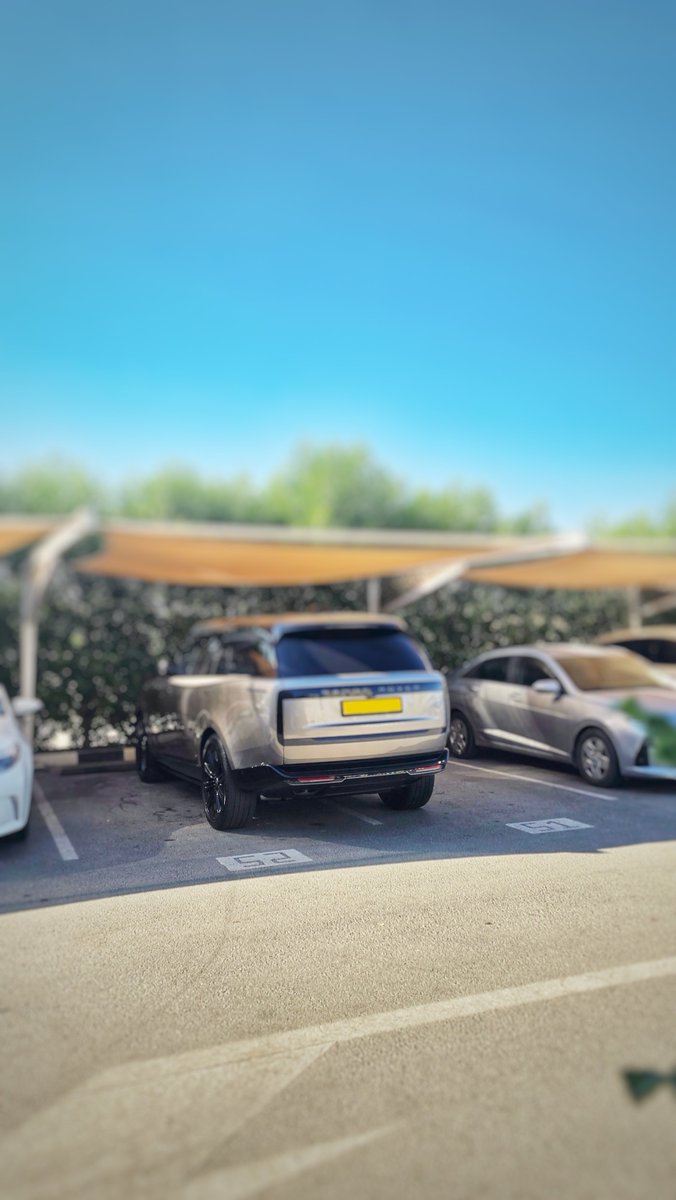 جميل أن نحرص جميعا على استخدام المواقف المخصصة للسيارات بطريقة صحيحة ومحترمة لحق الجميع في إيجاد مكان. حرصنا على الالتزام بالخطوط لا يقل أهمية عن حرصنا على سلامة سياراتنا ..