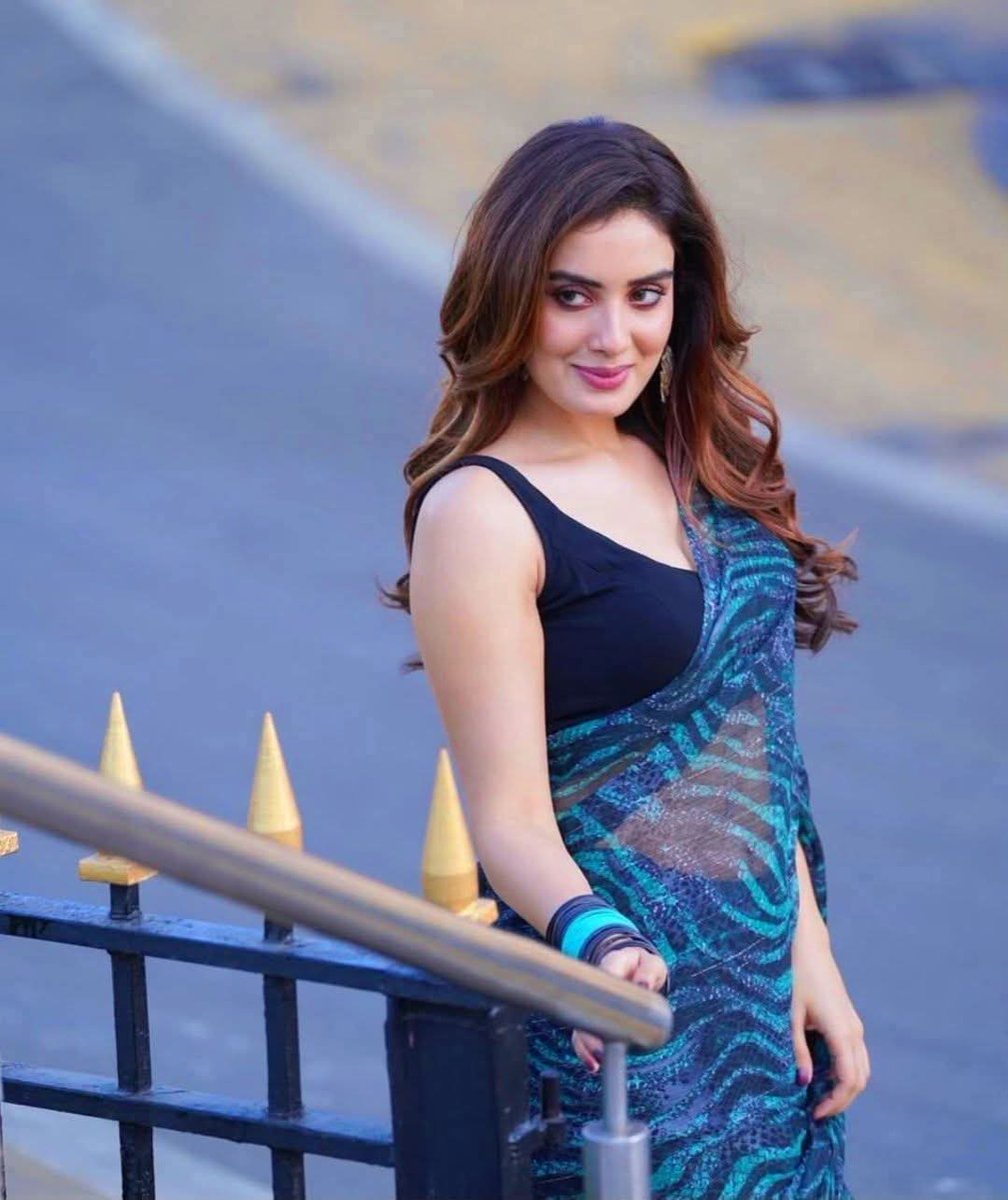 “मुझ से बिछड़ के तू भी तो रोएगा उम्र भर,
ये सोच ले...कि मैं भी तेरी ख़्वाहिश ही हूँ ।”