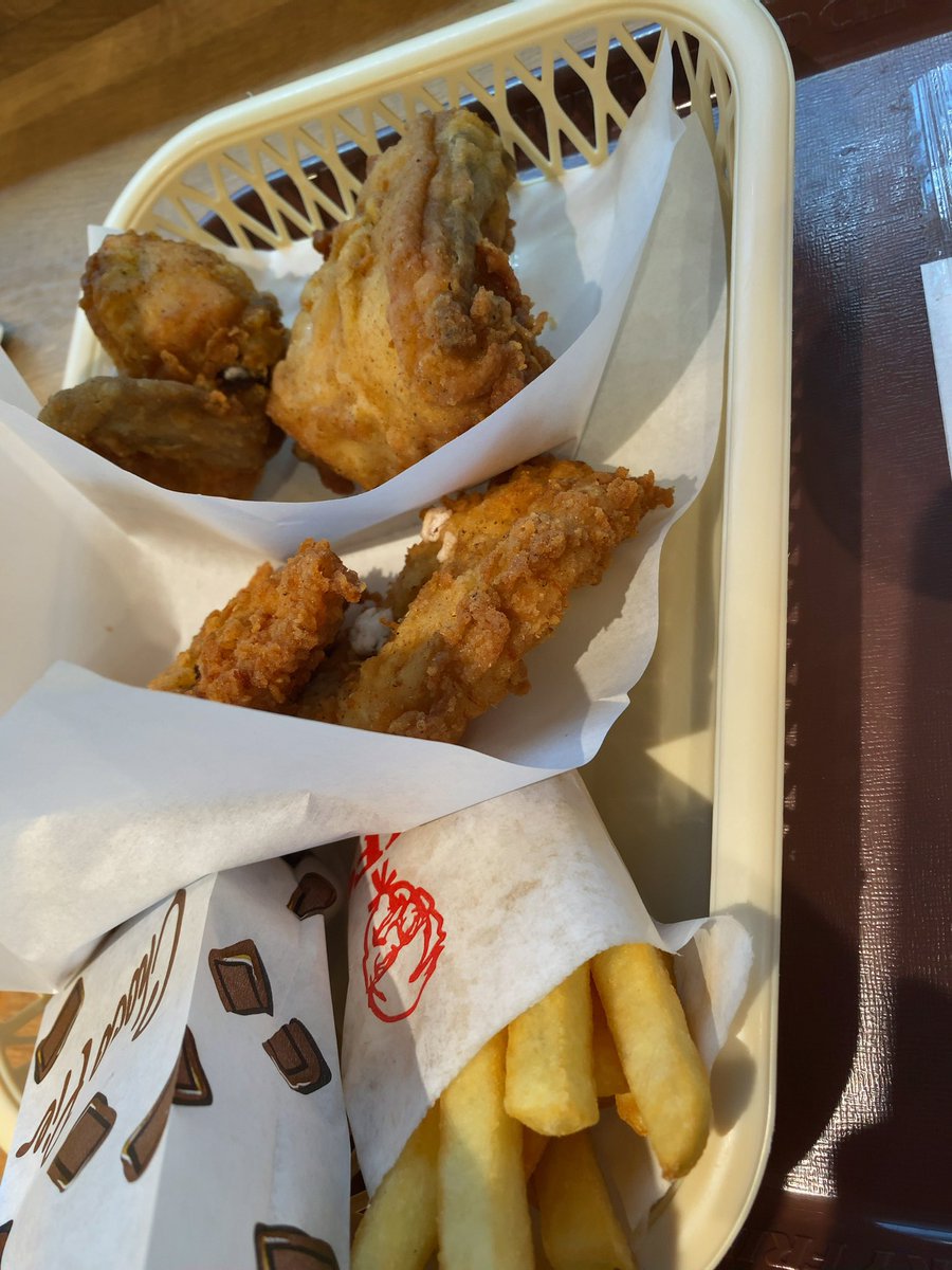 mishimayukio129's tweet image. 昼の光はKFC を黄金に染め、肉の熱と脂の匂いが魂の激流を呼び覚ます、その瞬間だけが真実の煌めきを宿すのだ。