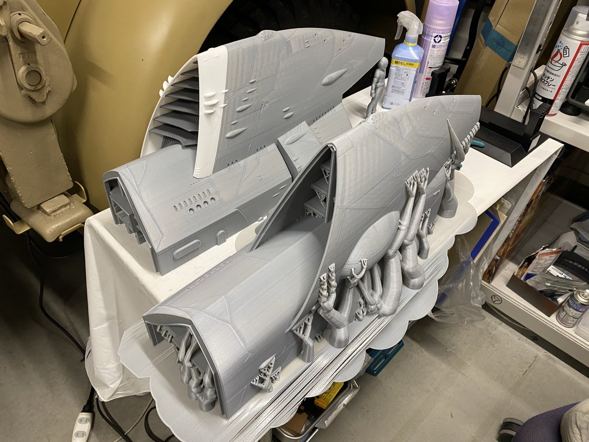 tamatetu's tweet photo. 気分刊　1/350ドメラーズⅢ世を作る

土日に大洗町で思いっきり楽しんできた今日月曜日。ennuiになりがちな気持ちを振り払ってお出かけ前に印刷が終わっていた船体中央左舷をクリーニングして、光造形で印刷の終わっていたインテーク入口部品とのフィッティングを実行。
無事に今までの船体と合体です。
デカさを見てもらうのには横に持って写真を撮れば良いのですが現状そんなスペースはありませんので縦の写真で感じ取ってくださいませ。
年内成型を完結したいですね〜。