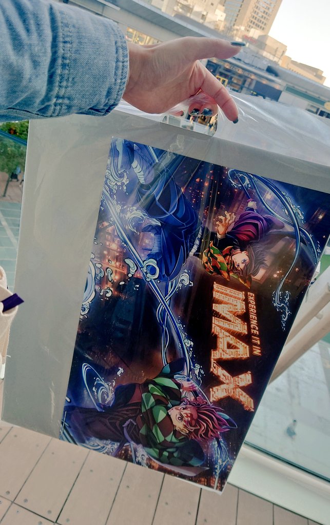 さすがに特典ポスター欲しくて久しぶりに入城！
すんごい久しぶりに！！

ポスター丸めたくなくて55円の厚紙を2枚買って補強用に持っていった🙌
1枚でもいいかなぁとは思ったけど
挟んで見えないようにした方が目立たないし
盗まれ(？)にくそうで結果良かったかも🤗

ただ、特典で貰った袋はギリギリ😂