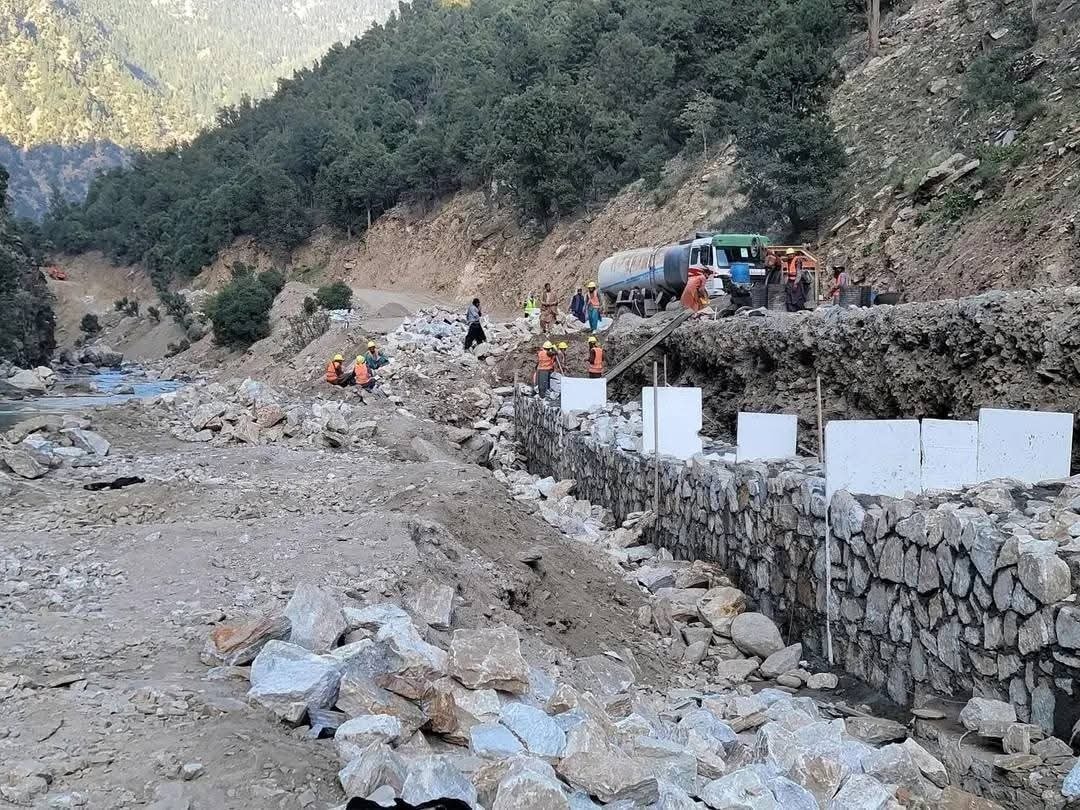 RohullahAl6325's tweet photo. کنړ - نورستان ترمنځ د ۱۱۱ کیلومتره سړک د جوړېدو چارې په چټکۍ جریان لري. https://t.co/UMZGdwusiy