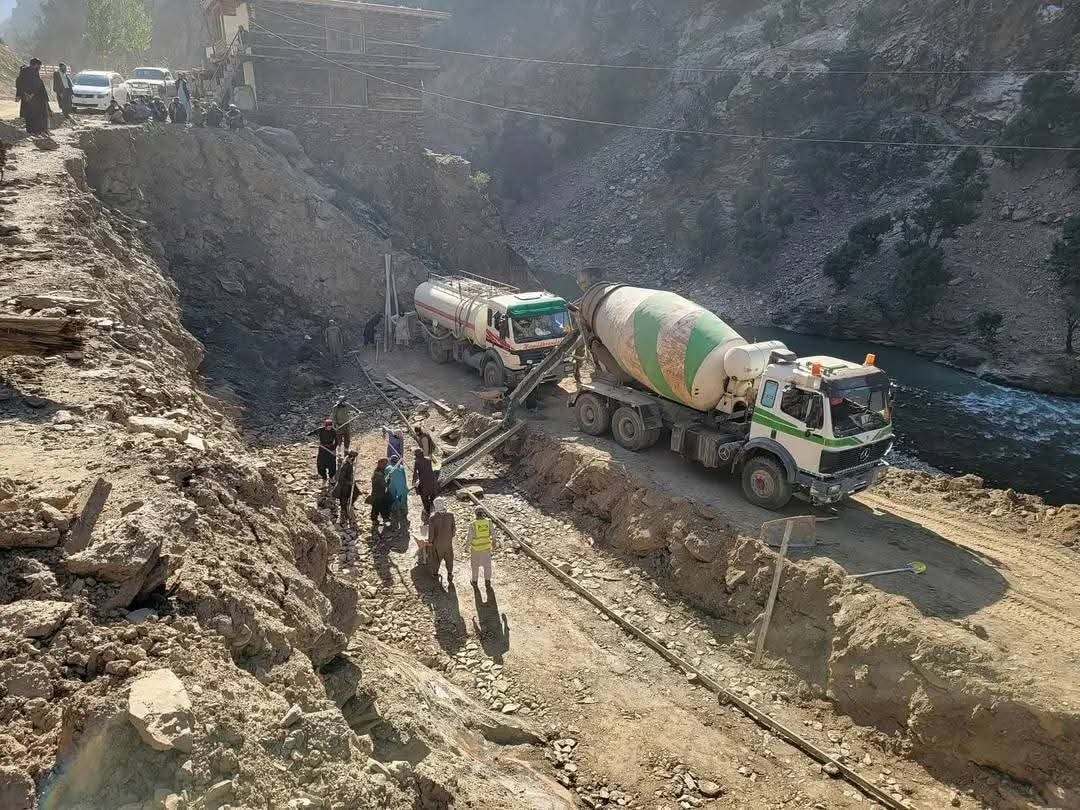 RohullahAl6325's tweet photo. کنړ - نورستان ترمنځ د ۱۱۱ کیلومتره سړک د جوړېدو چارې په چټکۍ جریان لري. https://t.co/UMZGdwusiy