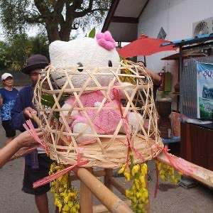 แต่อันนี้บิดที่ดีนะ รักษาประเพณีพร้อมกับไม่ทำร้ายสัตว์ไปด้วยได้ สงสารน้องแมววว