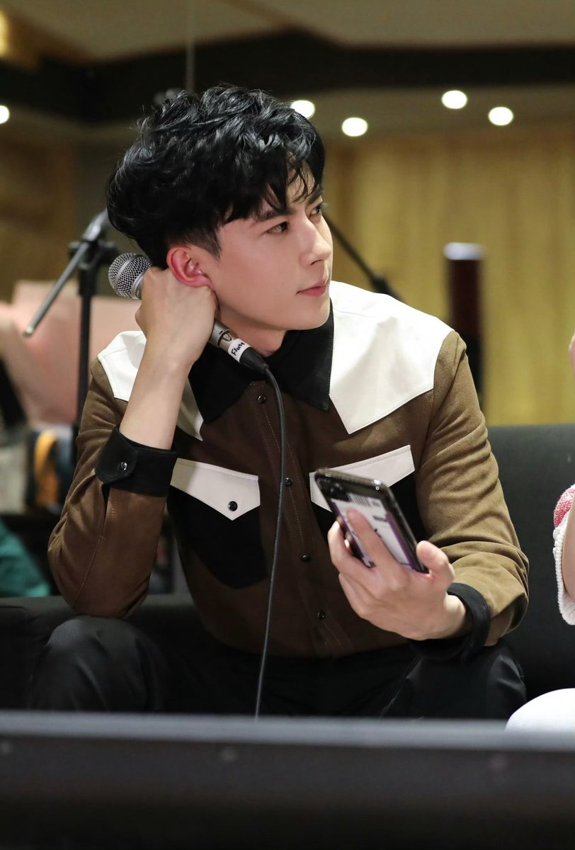 fm2ugrm's tweet photo. 接上贴
发几张于朦胧“追星”图片
为了参加张靓颖的彩排活动
他调整了自己原本的活动时间
看他在现场
红着耳朵羞涩又崇拜的表情
见到偶像的反应太真实了

图1他在微博里写道：圆梦了，和偶像张靓颖一起合唱了《光芒》今天是耳朵红了的凉粉…

他是一个很容易知足和快乐的人
希望这份美好也能留给所有人 https://t.co/Z7FtL2IT5Q