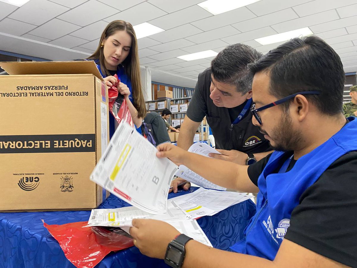 #EcuadorDecidió 🇪🇨

La Junta Provincial Electoral de El Oro aprobó la apertura de paquetes electorales que presentan inconsistencia para extraer el acta del sobre rojo P1. 📄

Un paso clave dentro del proceso de verificación y transparencia en el #ReferéndumYConsulta2025