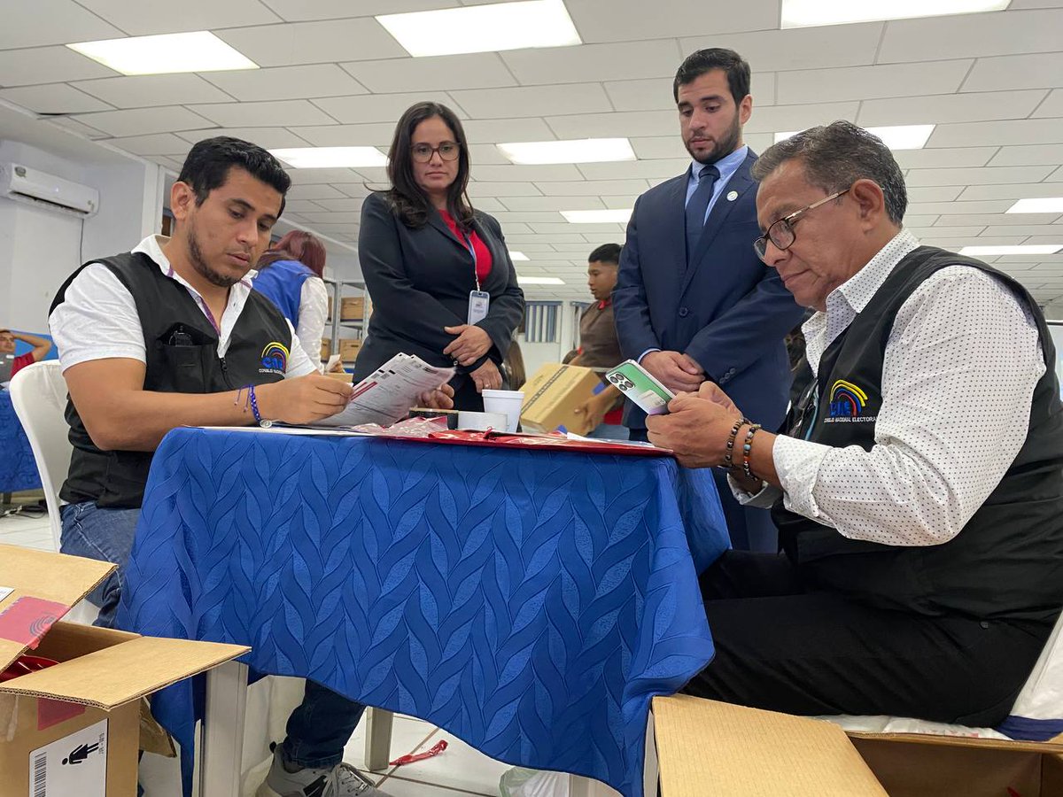 CNE_ElOro's tweet photo. #EcuadorDecidió 🇪🇨

La Junta Provincial Electoral de El Oro aprobó la apertura de paquetes electorales que presentan inconsistencia para extraer el acta del sobre rojo P1. 📄

Un paso clave dentro del proceso de verificación y transparencia en el #ReferéndumYConsulta2025 https://t.co/lssqXDjzcJ