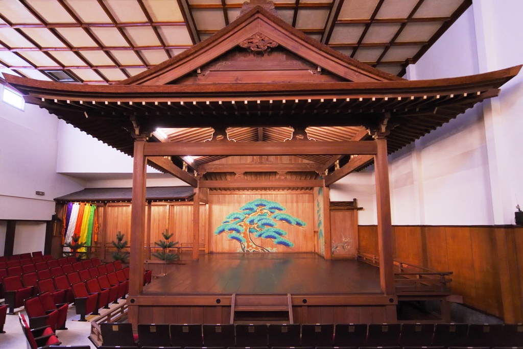 yaraikanze's tweet image. 【東京へ修学旅行でお越しの学校様・旅行業者様】
令和8年度の修学旅行のご相談・ご予約を承り中です♪
東京 ＃神楽坂 の #矢来能楽堂 にて、
学校様の貸切で「能楽」を体験していただけます。
＜席数237席まで＞
日程、内容、ご予算など、矢来能楽堂へお電話またはメールでお気軽にご相談ください。