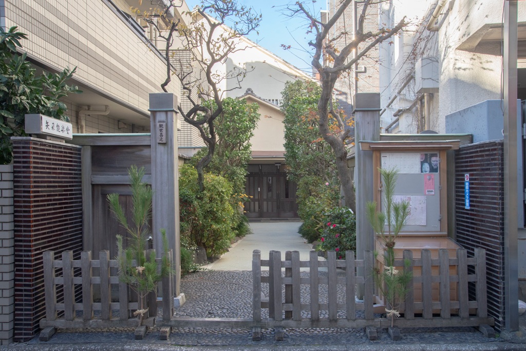 yaraikanze's tweet image. 【東京へ修学旅行でお越しの学校様・旅行業者様】
令和8年度の修学旅行のご相談・ご予約を承り中です♪
東京 ＃神楽坂 の #矢来能楽堂 にて、
学校様の貸切で「能楽」を体験していただけます。
＜席数237席まで＞
日程、内容、ご予算など、矢来能楽堂へお電話またはメールでお気軽にご相談ください。