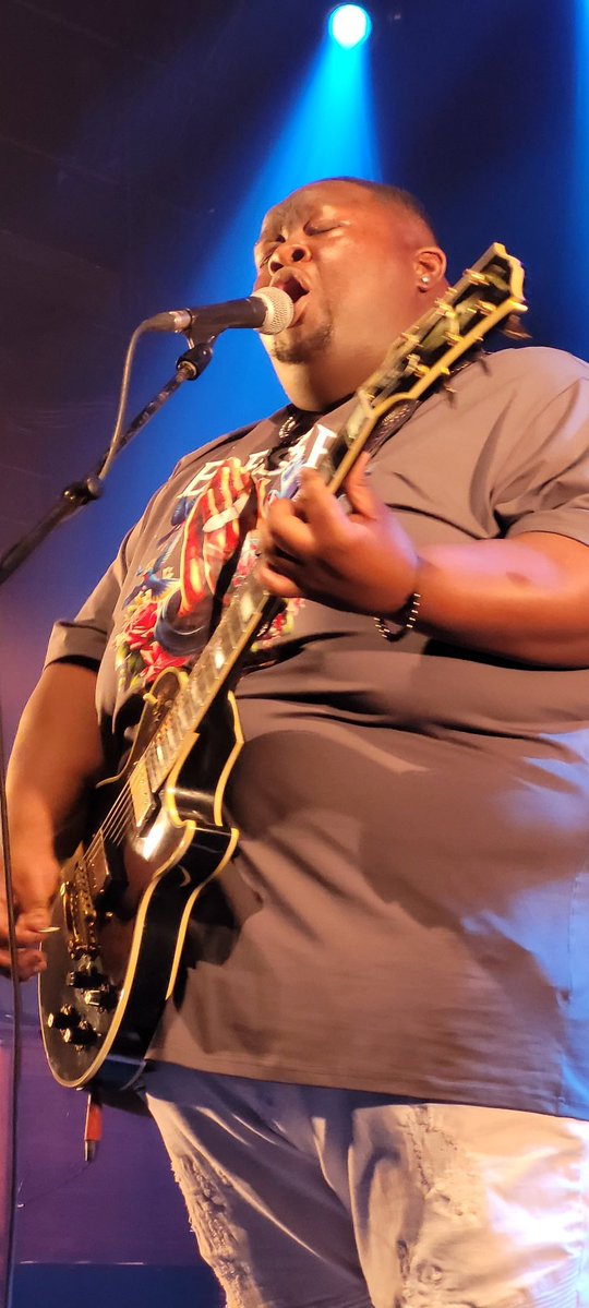 Le blues sous toutes ses formes hier soir à la Cigale.

<a href="/callmekingfish/">Christone "Kingfish" Ingram</a> a prouvé qu'il est bien l'un des meilleurs ambassadeurs du genre. Soutenu par un groupe parfait, rythmique et clavier, il a su jouer de sa 6 cordes comme si elle en comptait 72 !! 

#BluesRock #Bluesmusic
