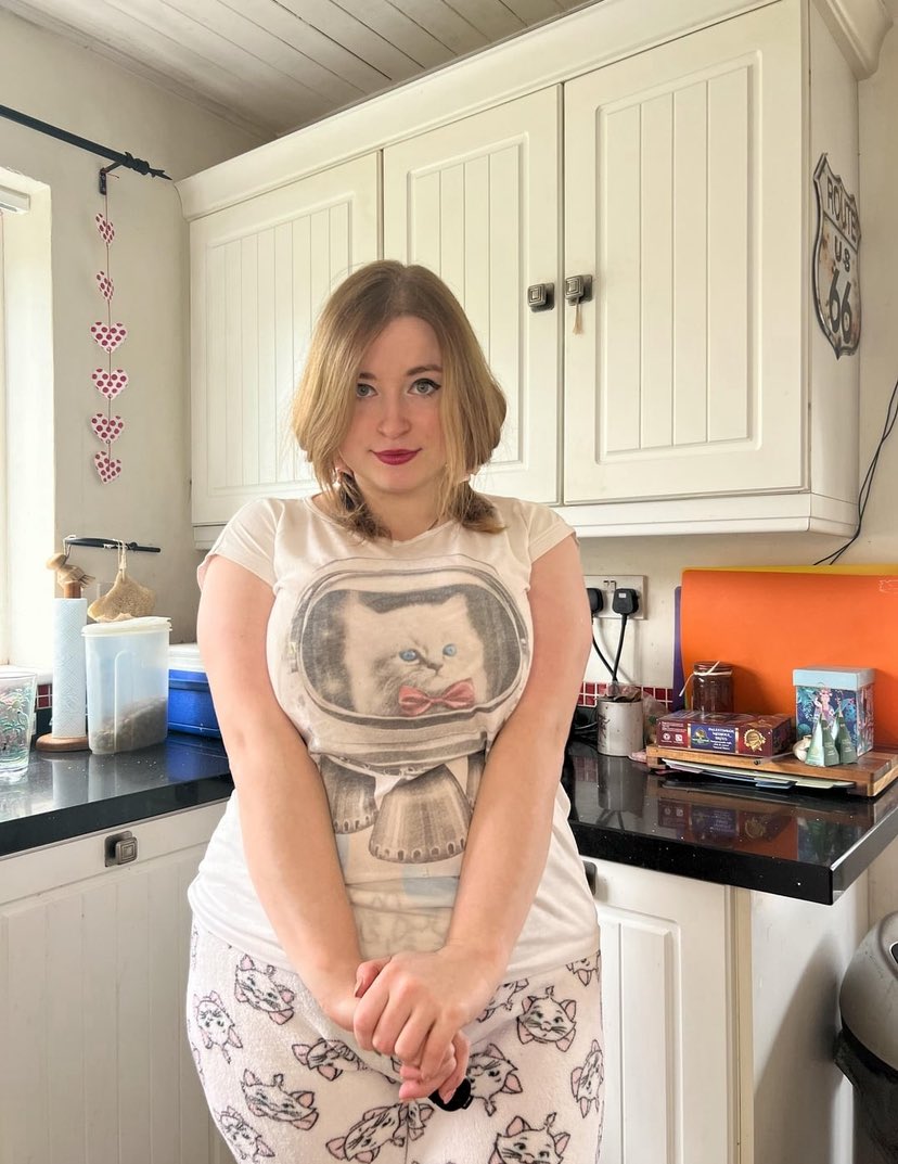 trdhfhjs's tweet image. First post here! Let’s start this of with a bang and some tan lines [f]