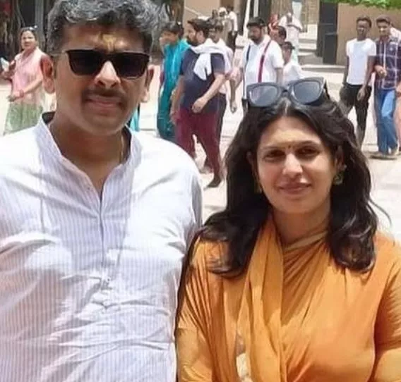 SanjDeep7's tweet photo. Yes, #PalkiSharma @palkisu
promotes the #BJP through #MukeshAmbani's #Firstpost, while her husband #SanketUpadhyay
@sanket promotes the #INDIA bloc's leaders via his YouTube channel #RedMike. They both know how to fool people.

@narendramodi
@RahulGandhi
@Pawankhera
@Jairam_Ramesh
@SupriyaShrinate
@Supriya23bh
@amitmalviya
@amitmishrainn
@AmitShah
@yadavakhilesh 
@SupriyaShrinate 
@Supriya23bh 
@PawarSpeaks 
@profapm 
@ravish_journo 
@ajitanjum 
@navikakumar 
@smitaprakash