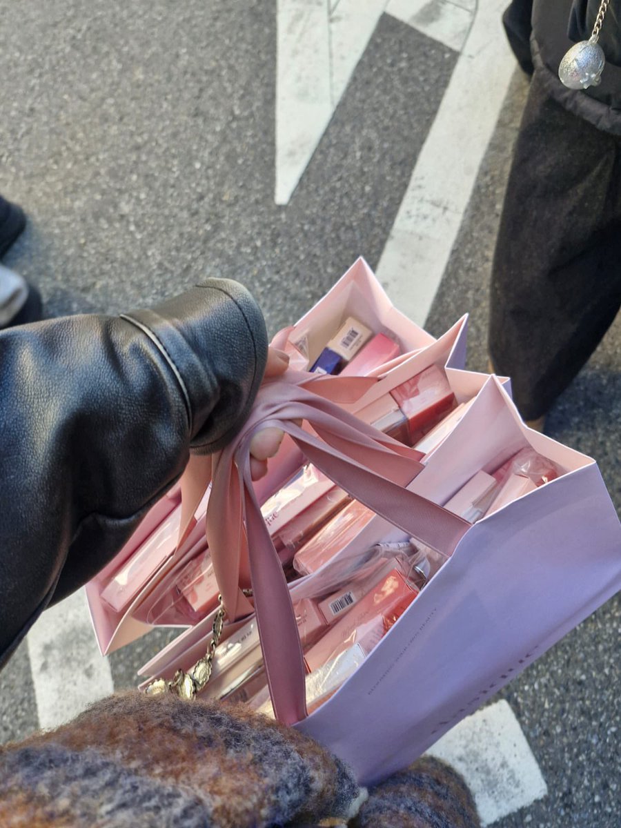 solennsh's tweet image. 🎀 ÇEKİLİŞ BABYSS 🎀
Bu sabah bi uyandım… elimde Dasique makyaj seti…
“Bunun niye sahibi yok???” dedim 😭
Biri alsın bunu yoksa kendimi süsleyip 7 eleven’a falan inicem, millet korkacak cidden.

Katılım:
✨ Beni takip et
✨ Gönderiyi RT/Repost et

Bu kadar. Cidden bu kadar.…