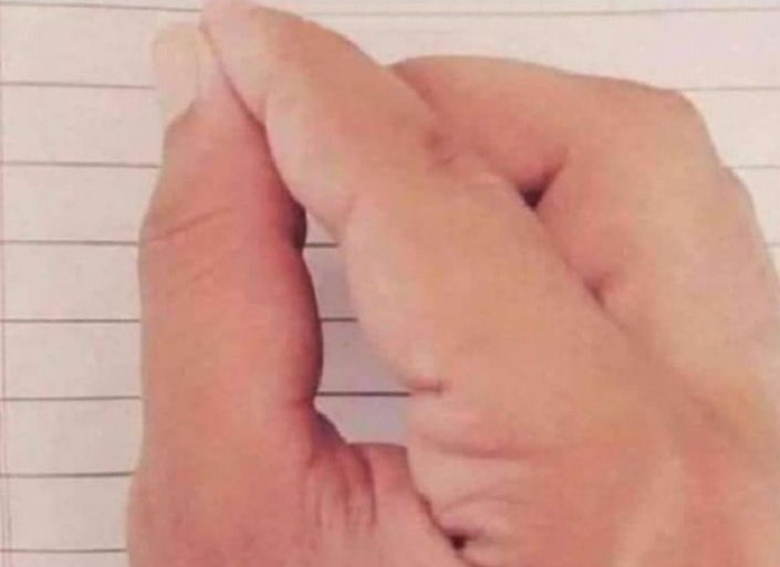 V_A_D_D_I_C_T's tweet image. When you don&apos;t have a pen but the teacher is looking at you. 😂