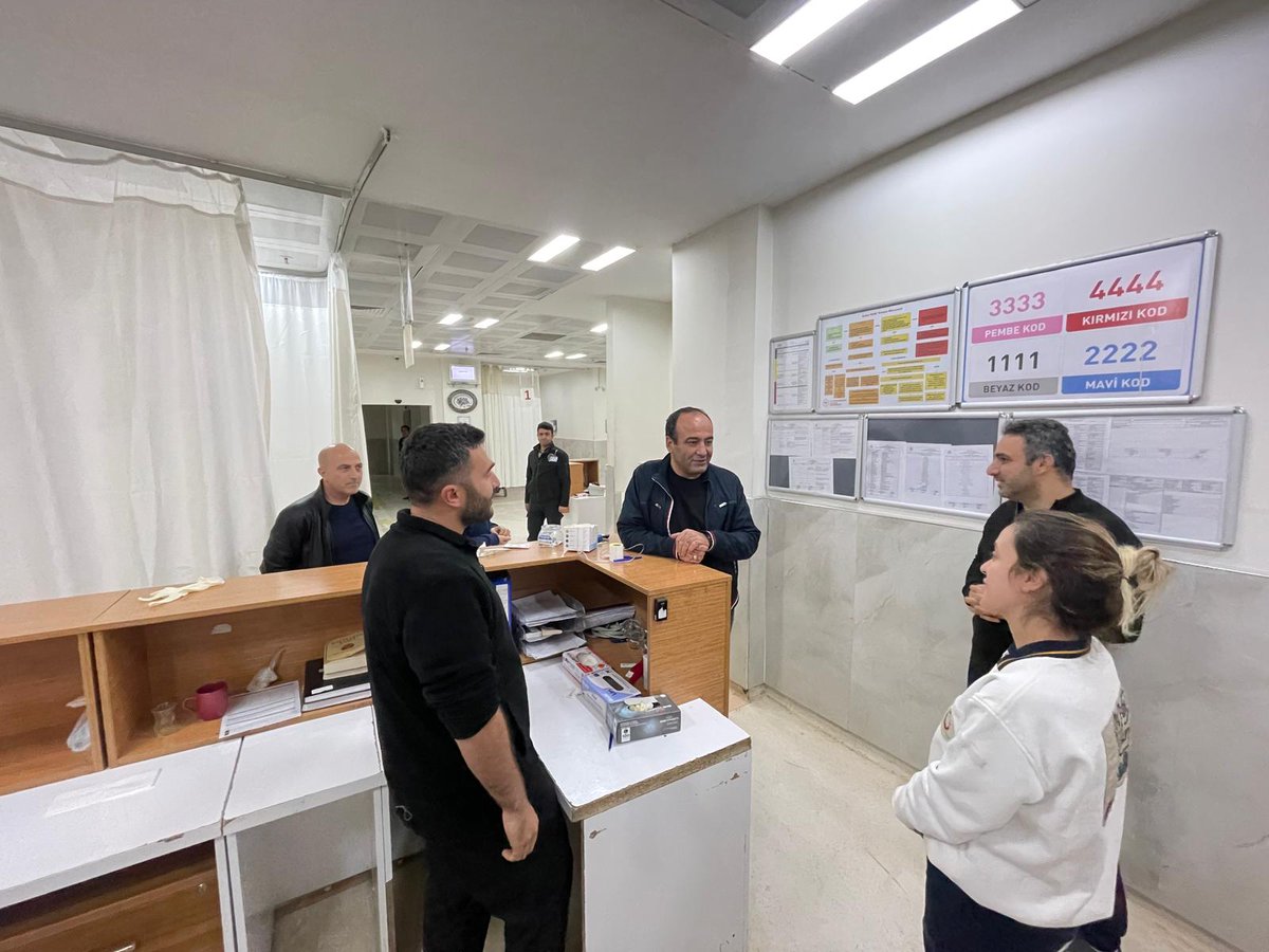 İl Sağlık Müdürümüz Dr. Öğr. Üyesi Erhan Berk, gece saatlerinde Bozova Devlet Hastanesini ziyaret ederek hastanede yürütülen sağlık hizmetlerini yerinde inceledi.
Acil servis ve diğer birimlerde görev yapan sağlık personeli ile görüşen Müdürümüz,