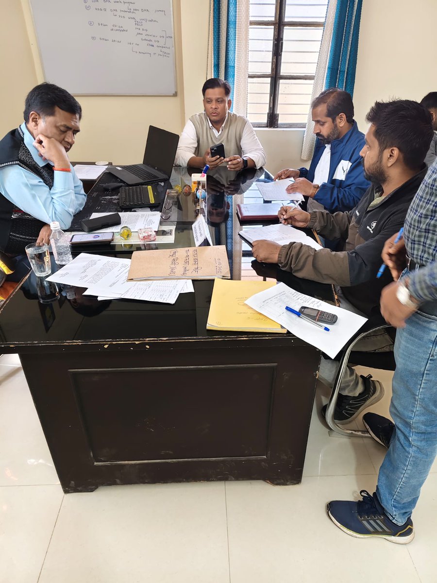 अधीक्षण अभियंता महोदय द्वारा खंड करनेलगंज के अंतर्गत बिजनेस प्लान,जमा योजना,राजस्व बसूली इत्यादि कार्यों की समीक्षा की गई तथा कार्यों की सकारात्मकप्रगति के लिए सभी को प्रोत्साहित किया गया<a href="/aksharmaBharat/">A K Sharma</a> <a href="/CeDevipatan/">Chief Engineer , MVVNL- Devipatan Zone</a> <a href="/dmgonda2/">DM / DEO Gonda</a> <a href="/MVVNLHQ/">Madhyanchal Vidyut Vitran Nigam Limited</a> <a href="/MVVNLmd/">MVVNL</a> <a href="/myogiadityanath/">Yogi Adityanath</a> <a href="/UPPCLLKO/">UPPCL</a>