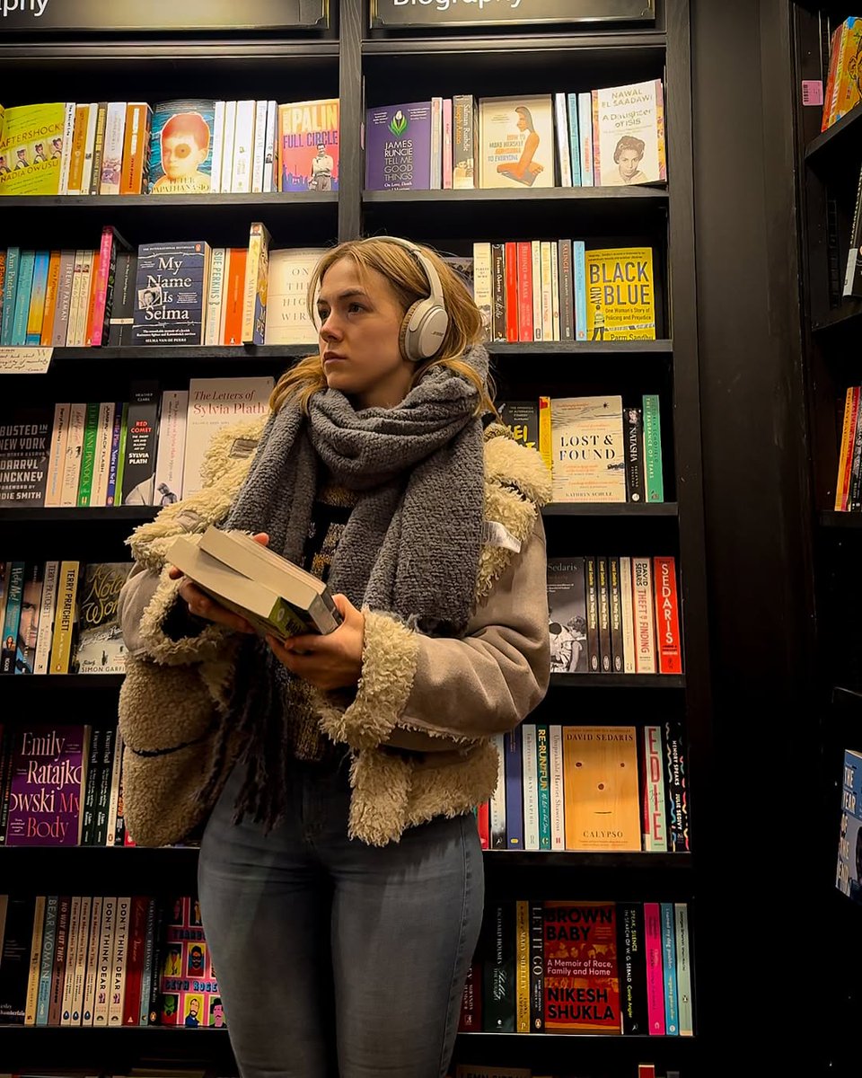 Bethfiit256312's tweet photo. Back to bookstore where I belong https://t.co/FgQSsOtEBr