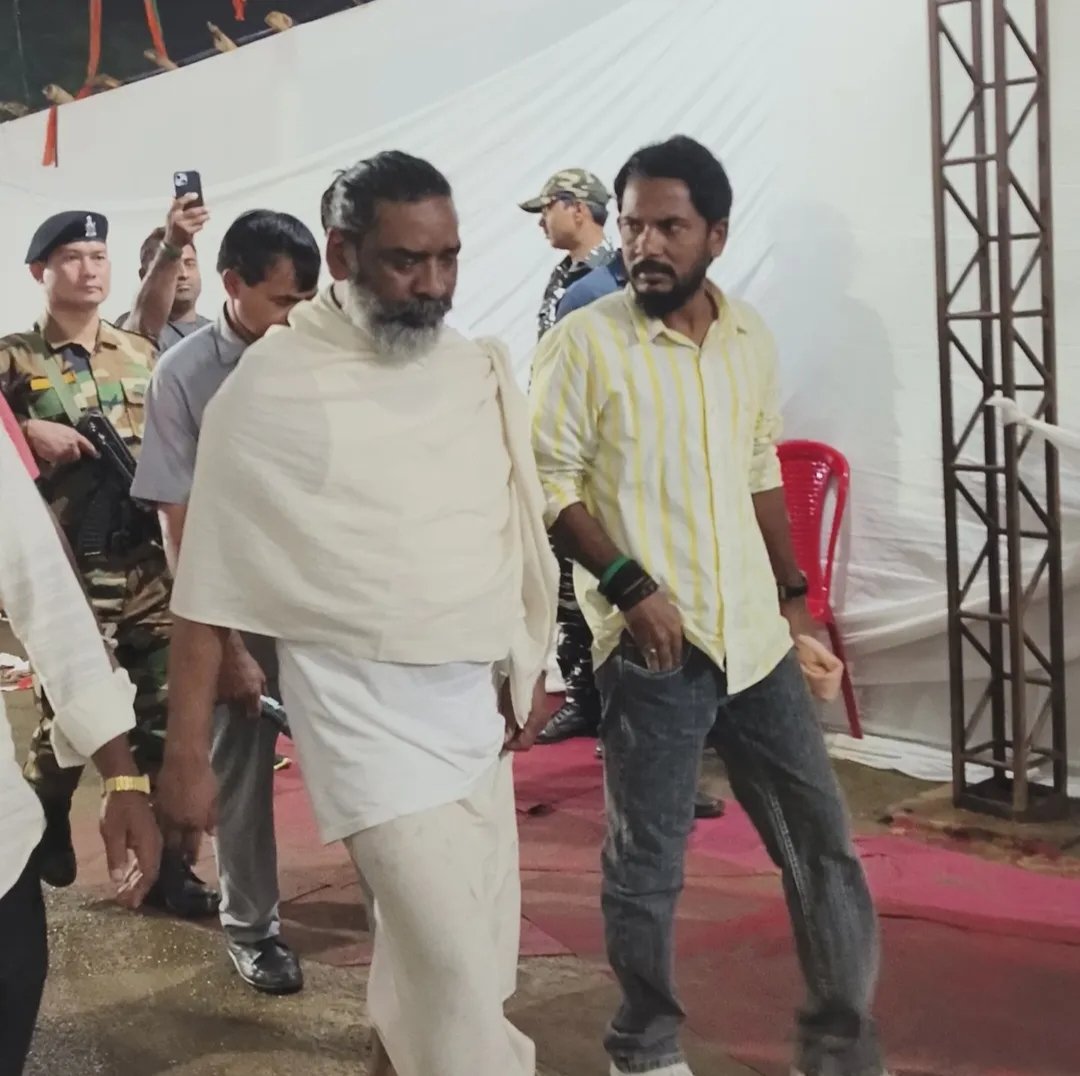 विधानसभा चुनाव के दौरान अंतिम घड़ी में रिजवान क्रांतिकारी, जयराम महतो से बागी होकर JMM में चले गए थे, लेकिन उनका वहाँ भी अब कुछ ठीक नहीं चल रहा है.

बता दें कि रिजवान को JLKM ने कल्पना सोरेन के खिलाफ चुनाव में उतारा था.

 रिजवान के अंगरक्षक को CM हेमंत सोरेन ने वापस ले लिया है.