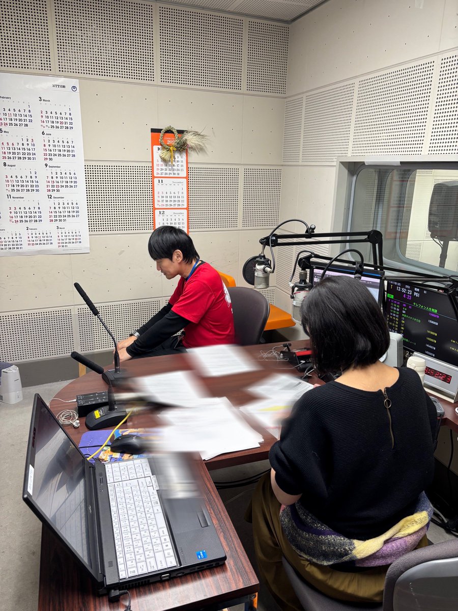 スペシャルウィークのスペシャルゲストということで呼んでもらっています。ＡＤみかちゃんが隠し撮った写真。※1枚だけCM中のもの
#四畳半スタジオ #遠藤麻理 #生放送中に投稿