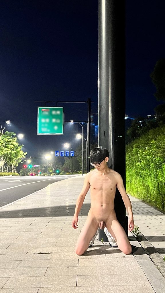VioletH34523's tweet photo. 有人要玩吗？随便被发现的刺激感，在这来一场激情的性爱吧！ https://t.co/LlwwhgSsNz