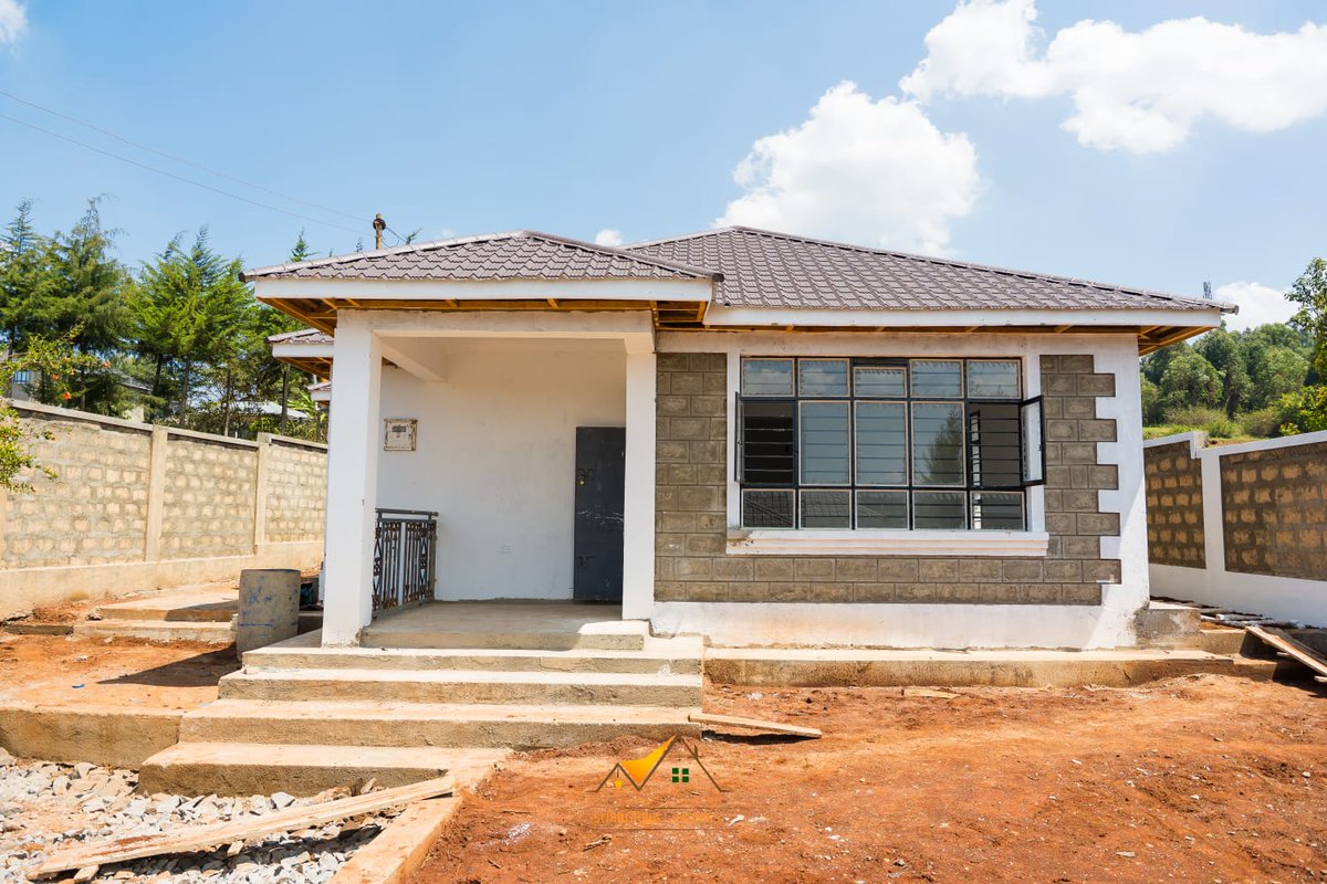 gmoniq14's tweet photo. Modern bungalows for sale in a gated estate of 3 units in Kikuyu.
​Features 
✨ 3 Bedrooms, all ensuite
✨ Spacious sunken living room
✨ Modern open-plan kitchen
✨ Master bedroom with a walk-in cl
📍 100M from the tarmac, close to Kikuyu Town.
Kshs 9.5M
 0710132320 https://t.co/JZYjuoIQ4p