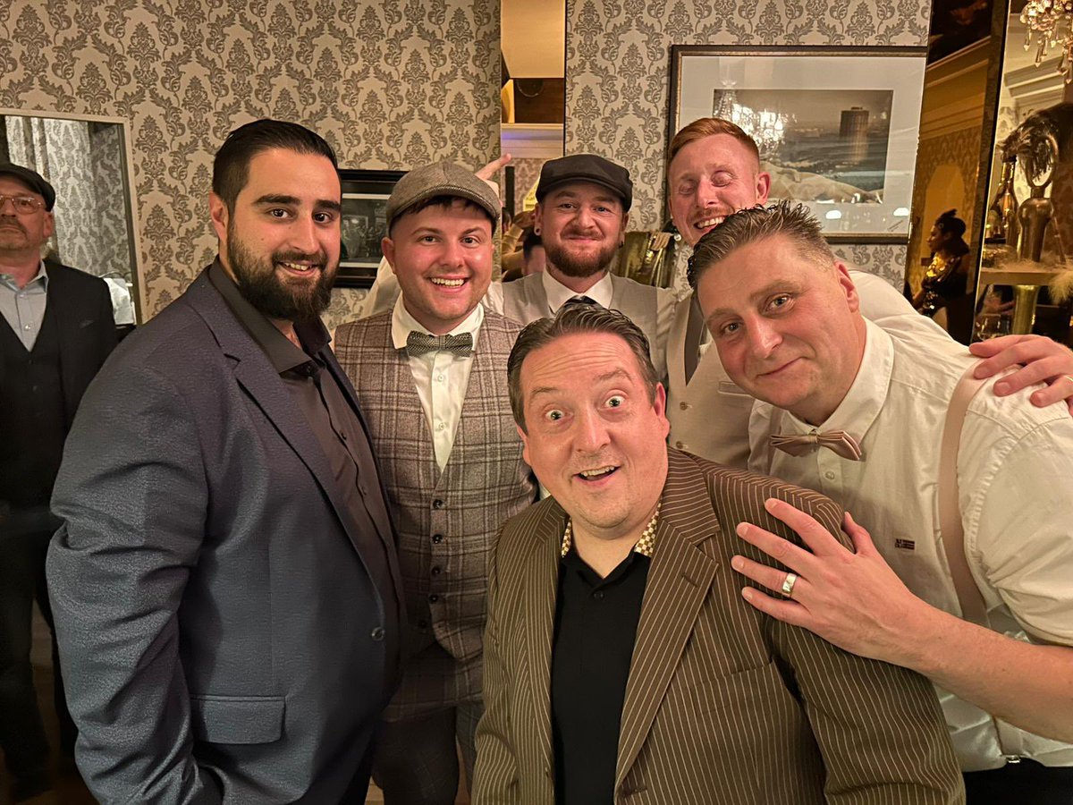 SAVE_X_GmbH's tweet photo. Es war uns eine große Ehre, dass wir bei diesem einzigartigen Abend dabei sein durften. 

In einer unglaublichen Location (Capone’s Hinterzimmer) mit  wundervollen Gastgebern.  

Im 20er Jahre Stil und mit ganz viel Spaß im Vordergrund durften wir mit ca 50 wunderbaren Menschen großartiges Essen, Casino-Klassiker (Poker, Blackjack, Roulette) und eine tolle Party genießen 

Und das alles zu einem guten Zweck. 

Denn mit den Einnahmen des Abends wurde ein  großartiges Projekt der Stiftung Schalker Markt und Mike-Macht-Meter unterstützt. 

Es wird ein Tiny House für bedürftige Menschen finanziert. 

Ps: und ich persönlich freue mich wie ein Kind über meinen Platz 7 bei all den Casino-Klassikern, denn der Preis dafür war unser neues Heimtrikot 😍💙🤍

Danke euch für diesen GElungenen Abend 

@GamerBr0ski Herzlichen Glückwunsch zum grandiosen ersten Platz im Casino-Sozial ♠️♥️🎰