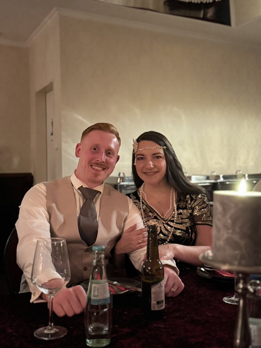 SAVE_X_GmbH's tweet photo. Es war uns eine große Ehre, dass wir bei diesem einzigartigen Abend dabei sein durften. 

In einer unglaublichen Location (Capone’s Hinterzimmer) mit  wundervollen Gastgebern.  

Im 20er Jahre Stil und mit ganz viel Spaß im Vordergrund durften wir mit ca 50 wunderbaren Menschen großartiges Essen, Casino-Klassiker (Poker, Blackjack, Roulette) und eine tolle Party genießen 

Und das alles zu einem guten Zweck. 

Denn mit den Einnahmen des Abends wurde ein  großartiges Projekt der Stiftung Schalker Markt und Mike-Macht-Meter unterstützt. 

Es wird ein Tiny House für bedürftige Menschen finanziert. 

Ps: und ich persönlich freue mich wie ein Kind über meinen Platz 7 bei all den Casino-Klassikern, denn der Preis dafür war unser neues Heimtrikot 😍💙🤍

Danke euch für diesen GElungenen Abend 

@GamerBr0ski Herzlichen Glückwunsch zum grandiosen ersten Platz im Casino-Sozial ♠️♥️🎰