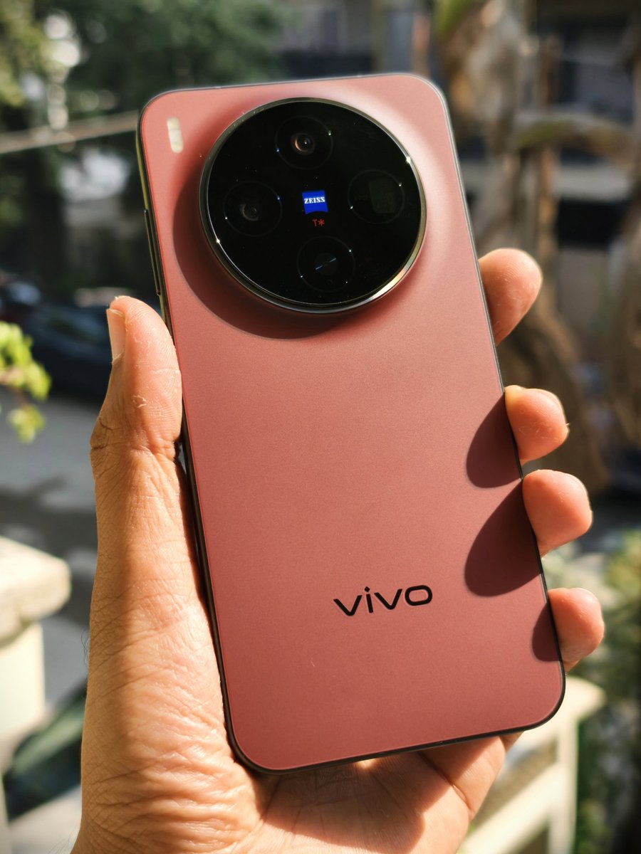 Here's your first look at the vivo X300, in Summit Red. I have