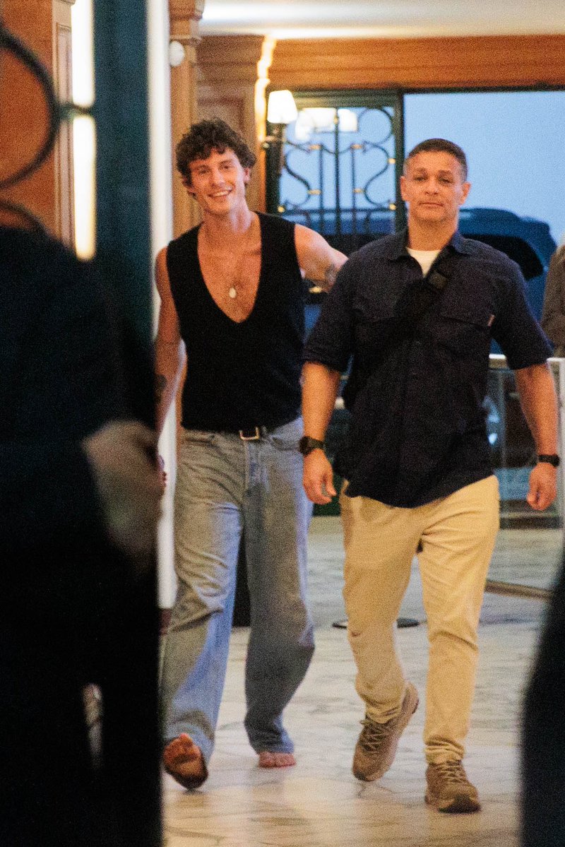 conexaoshawm's tweet image. Ele descalço e com o pé sujo 🗣️

📸 Shawn Mendes saindo da festa de roda de samba da Dua Lipa hoje em São Paulo.