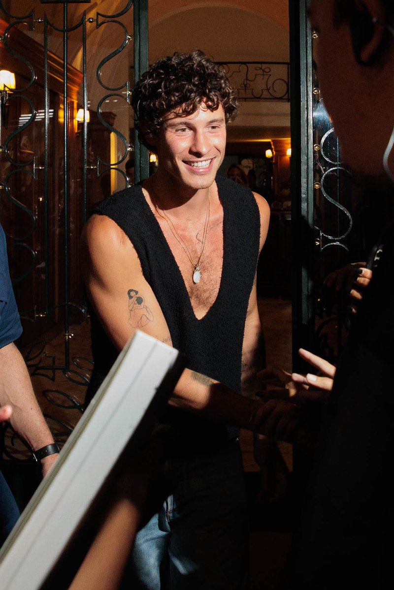 conexaoshawm's tweet image. Ele descalço e com o pé sujo 🗣️

📸 Shawn Mendes saindo da festa de roda de samba da Dua Lipa hoje em São Paulo.