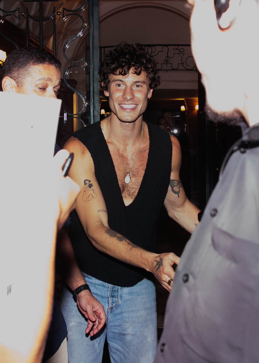 conexaoshawm's tweet image. Ele descalço e com o pé sujo 🗣️

📸 Shawn Mendes saindo da festa de roda de samba da Dua Lipa hoje em São Paulo.