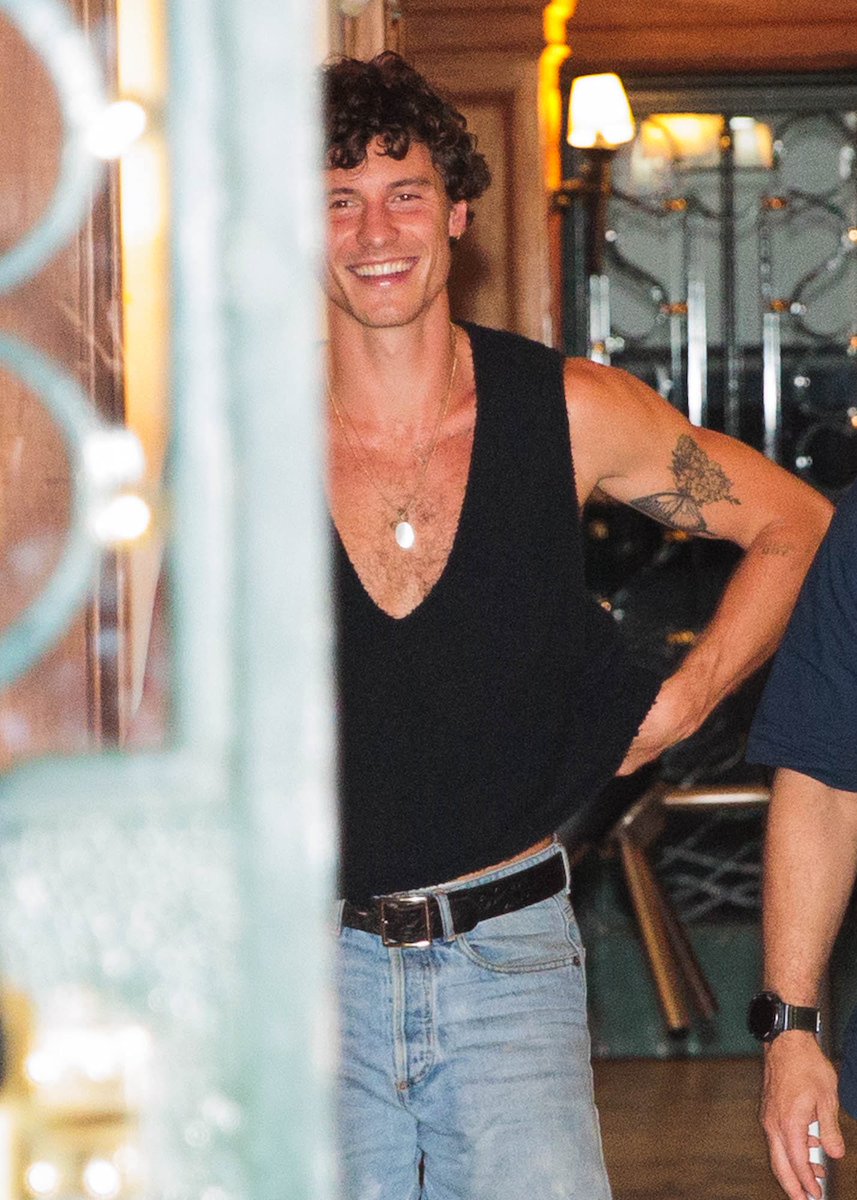 conexaoshawm's tweet image. Ele descalço e com o pé sujo 🗣️

📸 Shawn Mendes saindo da festa de roda de samba da Dua Lipa hoje em São Paulo.