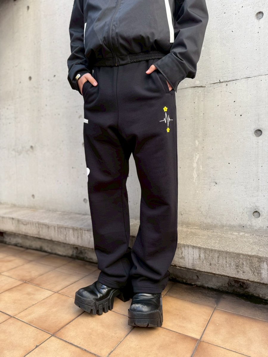 vertical_garage's tweet image. 【HYSFORM】
2025 EARLY AUTUMN COLLECTION

■ITEM LINE-UP
ICONS SWEATPANTS
PRICE：¥15,950 tax-in
COLOR：Black
SIZE：S / M / L / XL

着用サイズM
スタッフ身長165cm

【ONLINE】
x.gd/WDLgGP

@ballistik_fext
@hysformofficial 
#BALLISTIKBOYZ
#HYSFORM