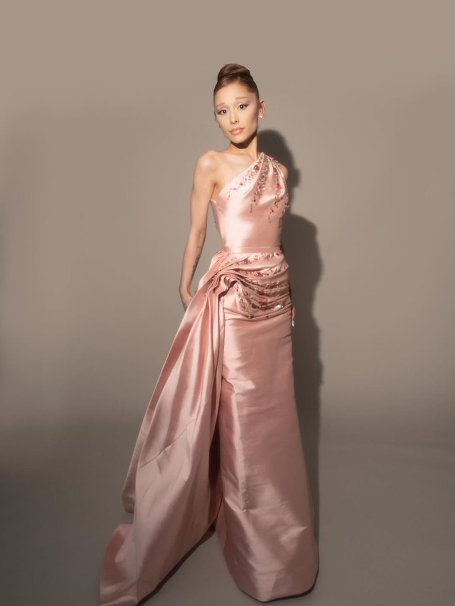 DIOR ボディースーツ Ariana Grande ariana grande wearing dior fw07 worn by raquel zimmerman on runway 🩷