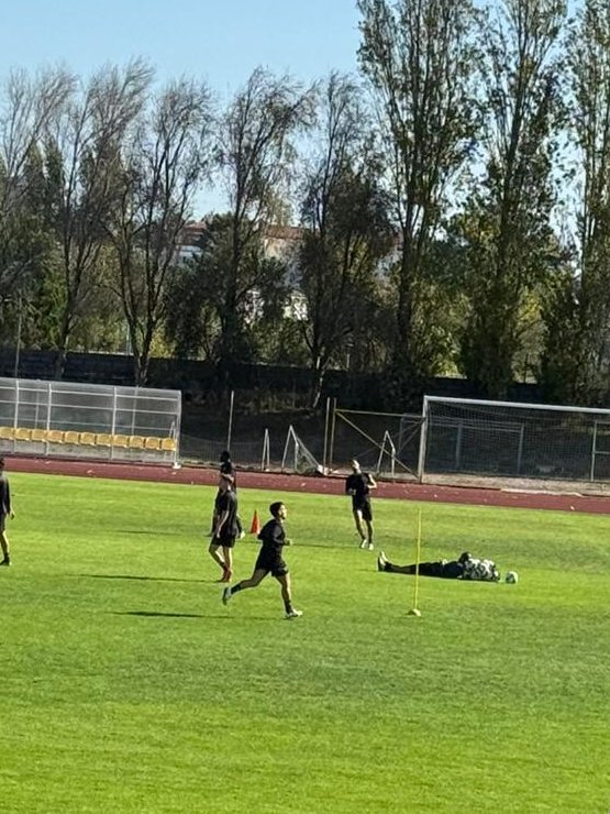 Noticiasdes24_7's tweet photo. Após a polêmica envolvendo Rui Sacramento - já repercutida por @record, Maisfutebol, @abola, @sapo e até por portais brasileiros como @Terra e @glpetrolina na qual o treinador veio a negar as denúncias — circulam novas imagens que reacendem o debate sobre o ambiente no clube. https://t.co/gFkHCeepFb