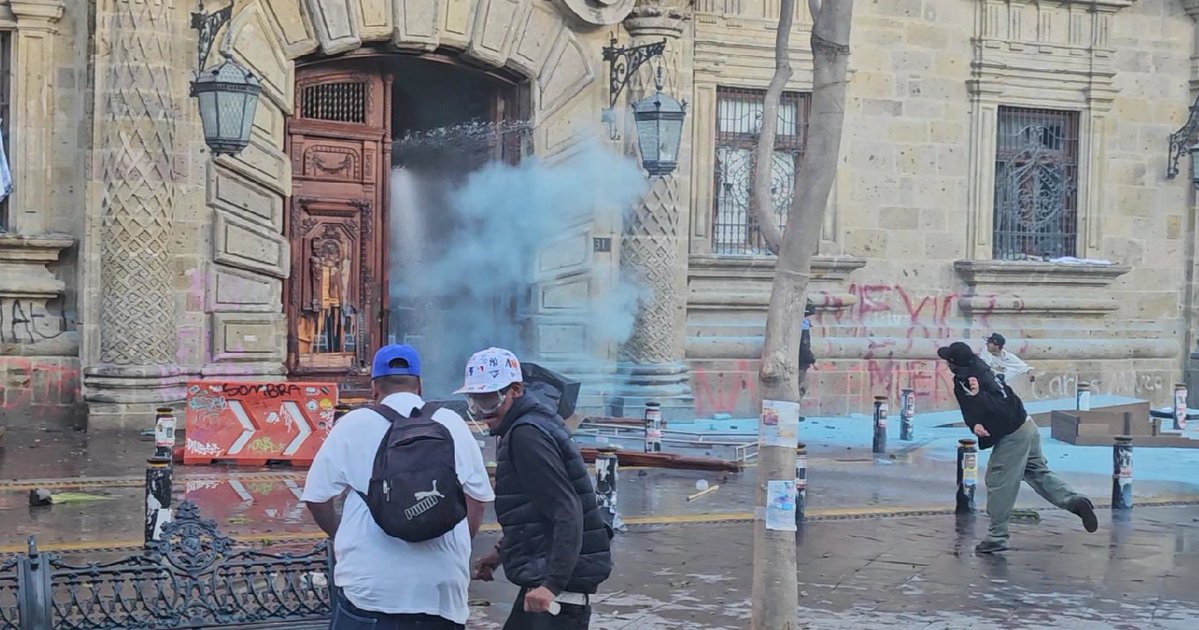 De los 47 detenidos por disturbios en Centro de Guadalajara, integran carpetas de investigación contra 44 de ellos. Son 35 hombres, cinco mujeres y cuatro adolescentes en total, quienes podrían ser vinculados a proceso por diferentes delitos.