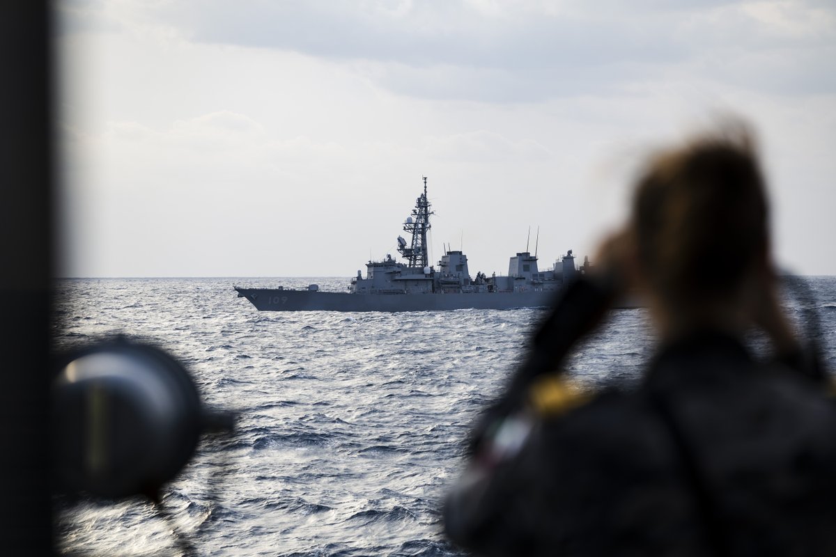 hqjoc's tweet image. HMAS Brisbane and Japanese Maritime Self Defense Force ship JS Ariake conducted Officer of the Watch Manoeuvers and a cross deck exchange as the ships participate in Exercise Nichi Gou Trident during Regional Presence Deployment 25-3.  🇯🇵 🇦🇺