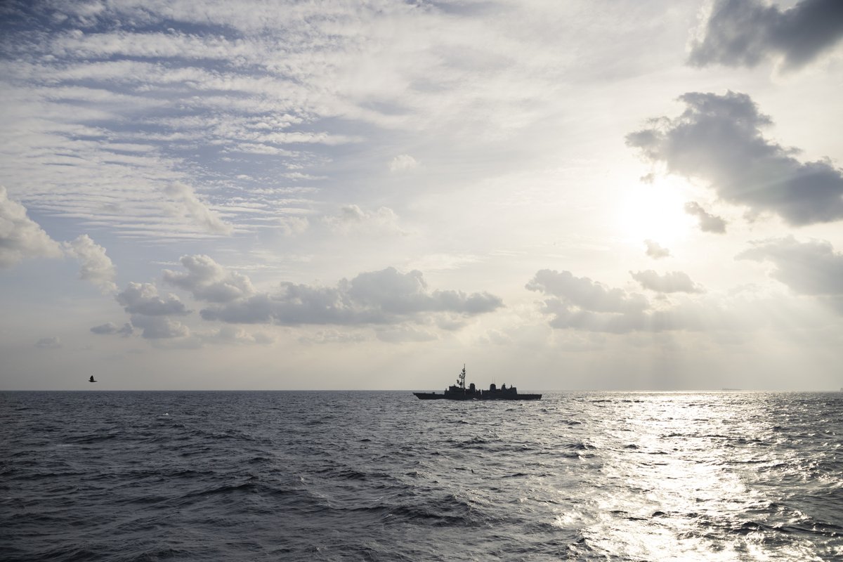 hqjoc's tweet image. HMAS Brisbane and Japanese Maritime Self Defense Force ship JS Ariake conducted Officer of the Watch Manoeuvers and a cross deck exchange as the ships participate in Exercise Nichi Gou Trident during Regional Presence Deployment 25-3.  🇯🇵 🇦🇺