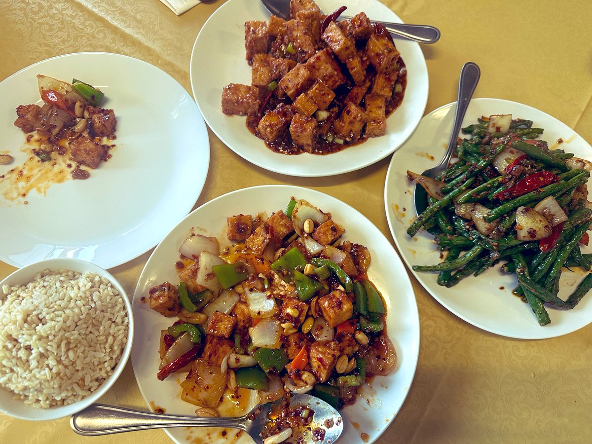 basharatw's tweet image. Sunday lunch vibes ☀️ Perfect fuel for this gorgeous weather! 🍽️😋  🇺🇸