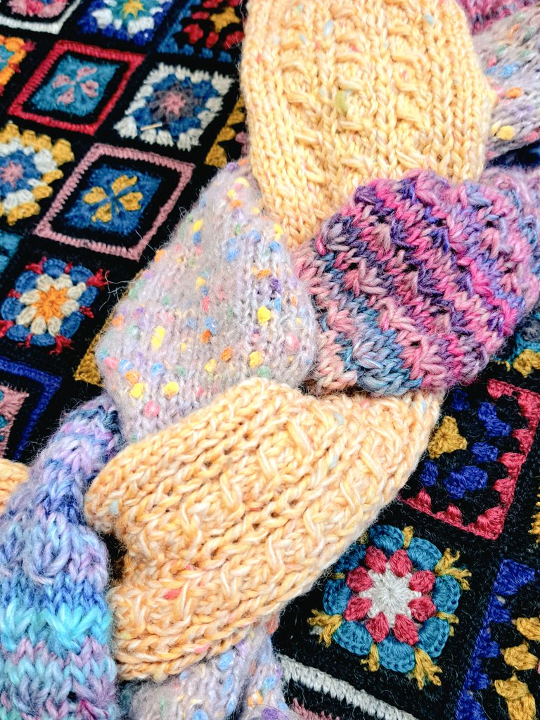 netarou_amuamu's tweet image. 三つ編みスヌードを使おうと探したけど行方不明╭(°A°`)╮
なので2号機編んでる🧶
やぱし可愛い(*&apos;∀&apos;人)♥*+
茶系も編みたいᕷ*.°