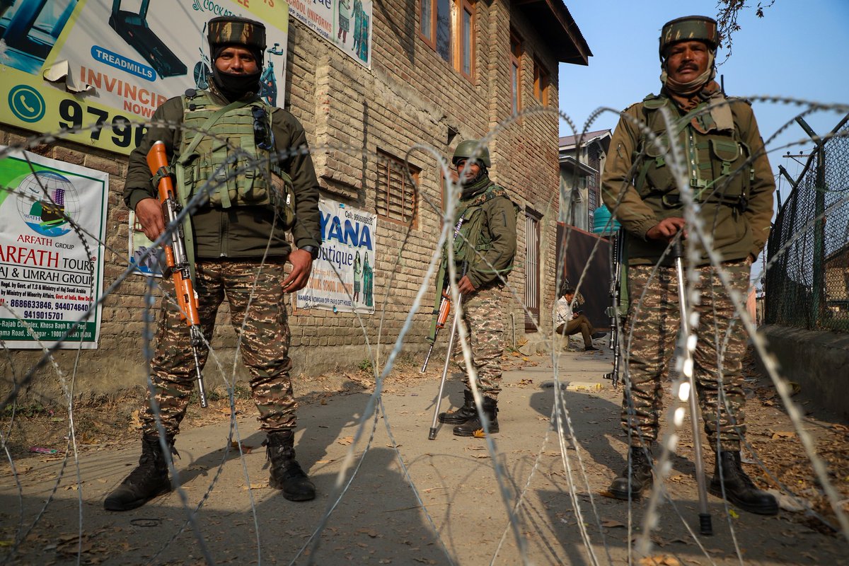 faisalbashirs's tweet image. Paramilitary stand guard behind concertina wire sealing the area outside the Nowgam police station in Srinagar on Nov 16 2025. A NSG bomb squad inspected the site where seized explosives detonated during an examination, killing 9 &amp;amp; wounding 32, officials said. 📷 @faisalbashirs