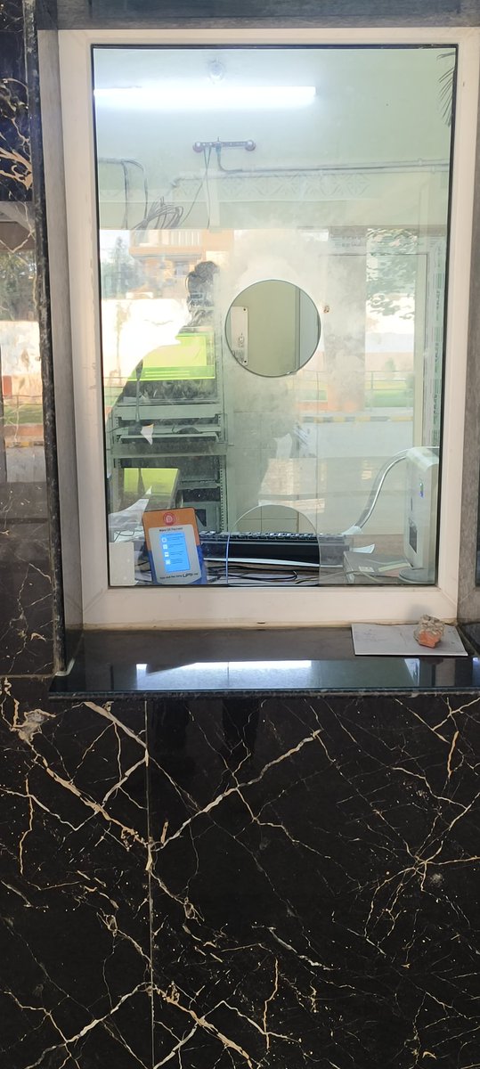 jigarpr01237772's tweet image. ये नारनौल का रेलवे स्टेशन हे यह पे ज्यादा तर ये खिड़की खाली ही रहती हे पूछने पे अकड़ के दवाब दिया जाता हे में लगभग जब भी आया हु इस खिड़की पे एक दो बार ही मिले हे #IRCTC #IndianRailways @IRCTCofficial