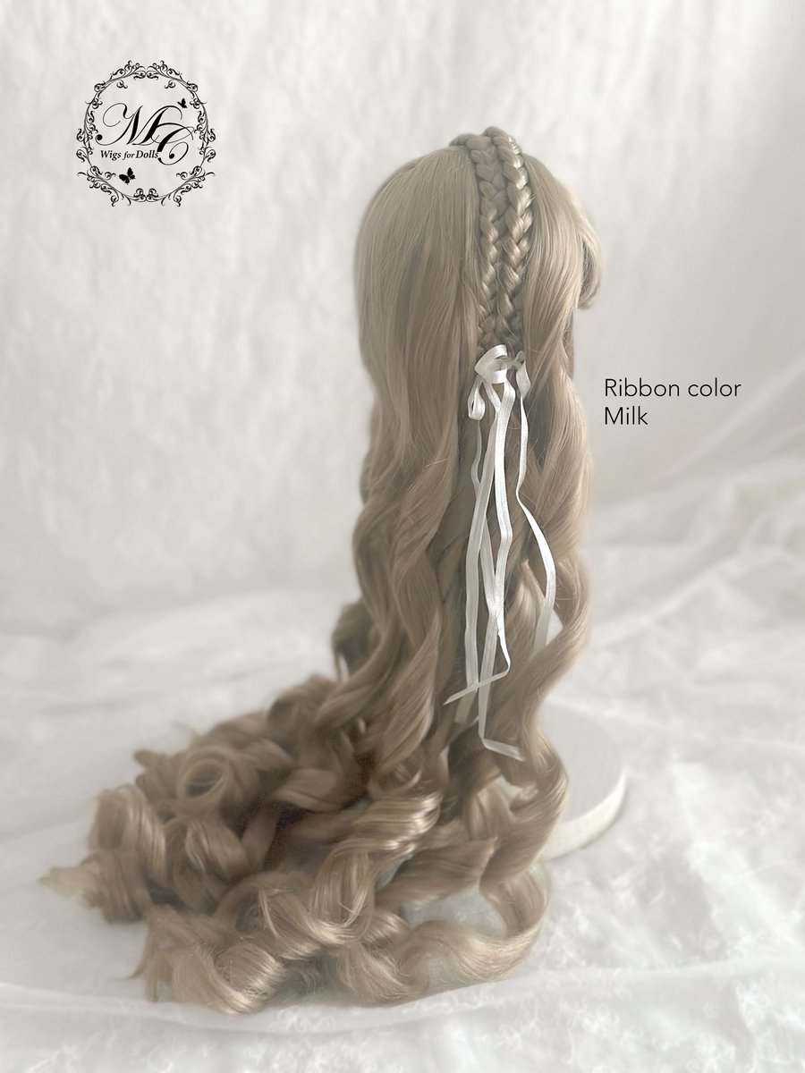 MurmurCoco's tweet image. 【新作ウィッグ】

〜 Melty Dolly Curls 〜

サイズ：9–10inch
カラー：Anique gold

リボンのカラーバリエーションは下記の3色をご用意しています。
①ライトグリーン
② ミルク
③ レモン

#ドルパ54
#PayIDブラックフライデー
#murmurcoco