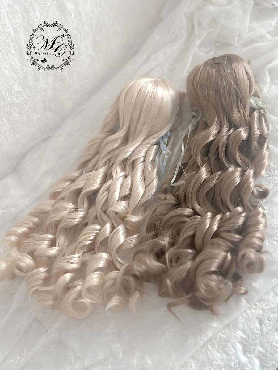 MurmurCoco's tweet image. 【新作ウィッグ】

〜 Melty Dolly Curls 〜

サイズ：9–10inch
カラー：Anique gold

リボンのカラーバリエーションは下記の3色をご用意しています。
①ライトグリーン
② ミルク
③ レモン

#ドルパ54
#PayIDブラックフライデー
#murmurcoco