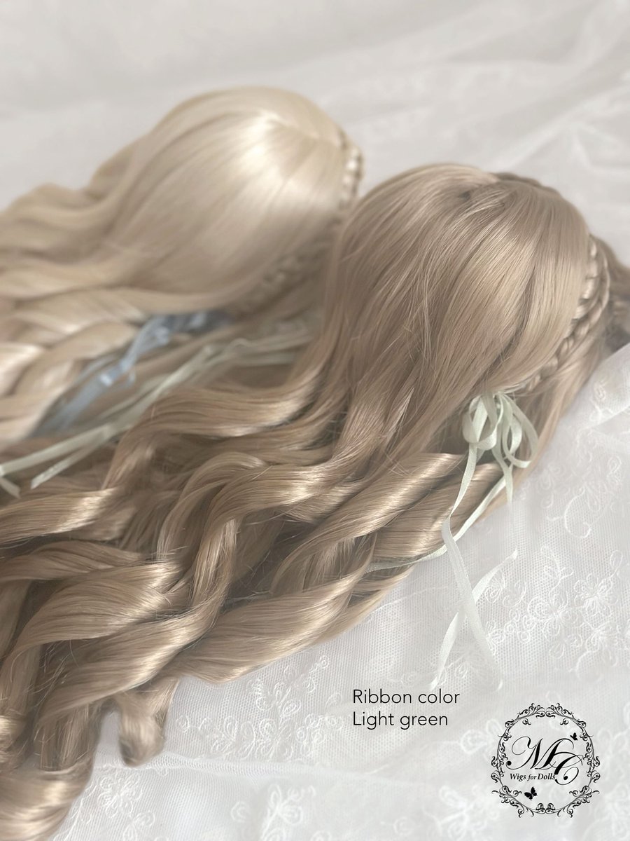 MurmurCoco's tweet image. 【新作ウィッグ】

〜 Melty Dolly Curls 〜

サイズ：9–10inch
カラー：Anique gold

リボンのカラーバリエーションは下記の3色をご用意しています。
①ライトグリーン
② ミルク
③ レモン

#ドルパ54
#PayIDブラックフライデー
#murmurcoco