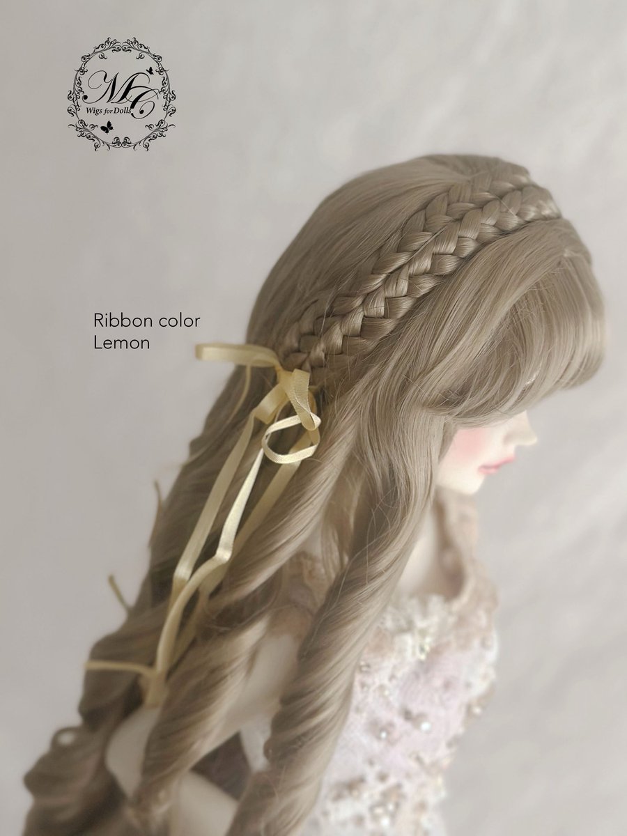 MurmurCoco's tweet image. 【新作ウィッグ】

〜 Melty Dolly Curls 〜

サイズ：9–10inch
カラー：Anique gold

リボンのカラーバリエーションは下記の3色をご用意しています。
①ライトグリーン
② ミルク
③ レモン

#ドルパ54
#PayIDブラックフライデー
#murmurcoco