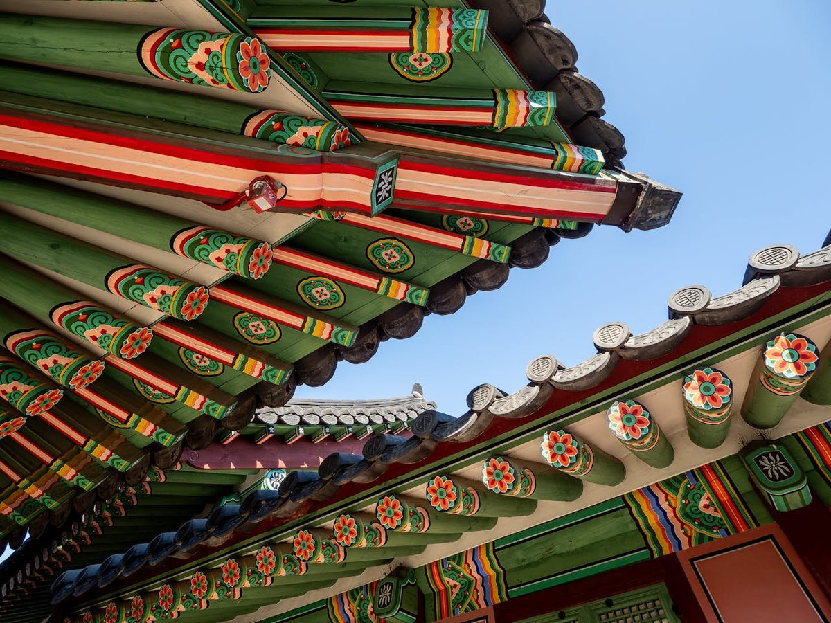 Hangul_Yoja's tweet image. Vibrant, intricate, and deeply symbolic, Dancheong is the soul of traditional Korean architecture.

#Dancheong #KoreanHeritage #TraditionalArchitecture