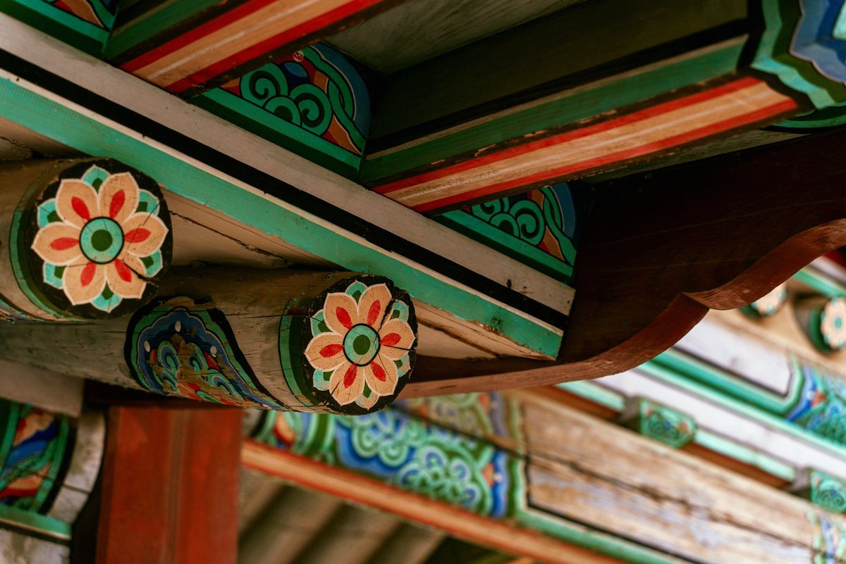 Hangul_Yoja's tweet image. Vibrant, intricate, and deeply symbolic, Dancheong is the soul of traditional Korean architecture.

#Dancheong #KoreanHeritage #TraditionalArchitecture